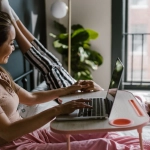 Счастливая семья демонстрирует гармонию между работой и личной жизнью
