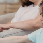 Семья играет в развивающие игры дома