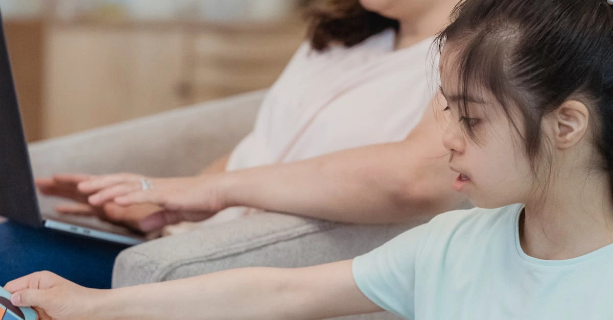 Семья играет в развивающие игры дома