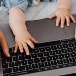 Семья находит баланс между цифровыми развлечениями и живым общением