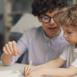 Семья играет в развивающие игры дома