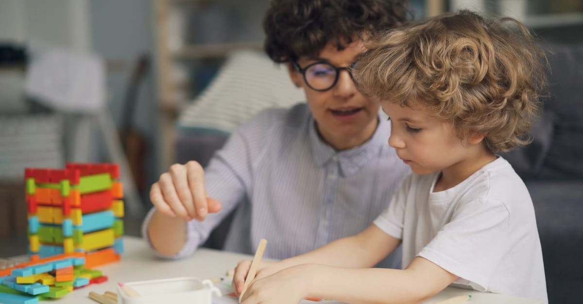 Семья играет в развивающие игры дома