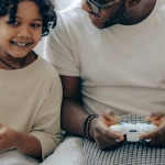 Родитель объясняет ребенку правила безопасного использования игр