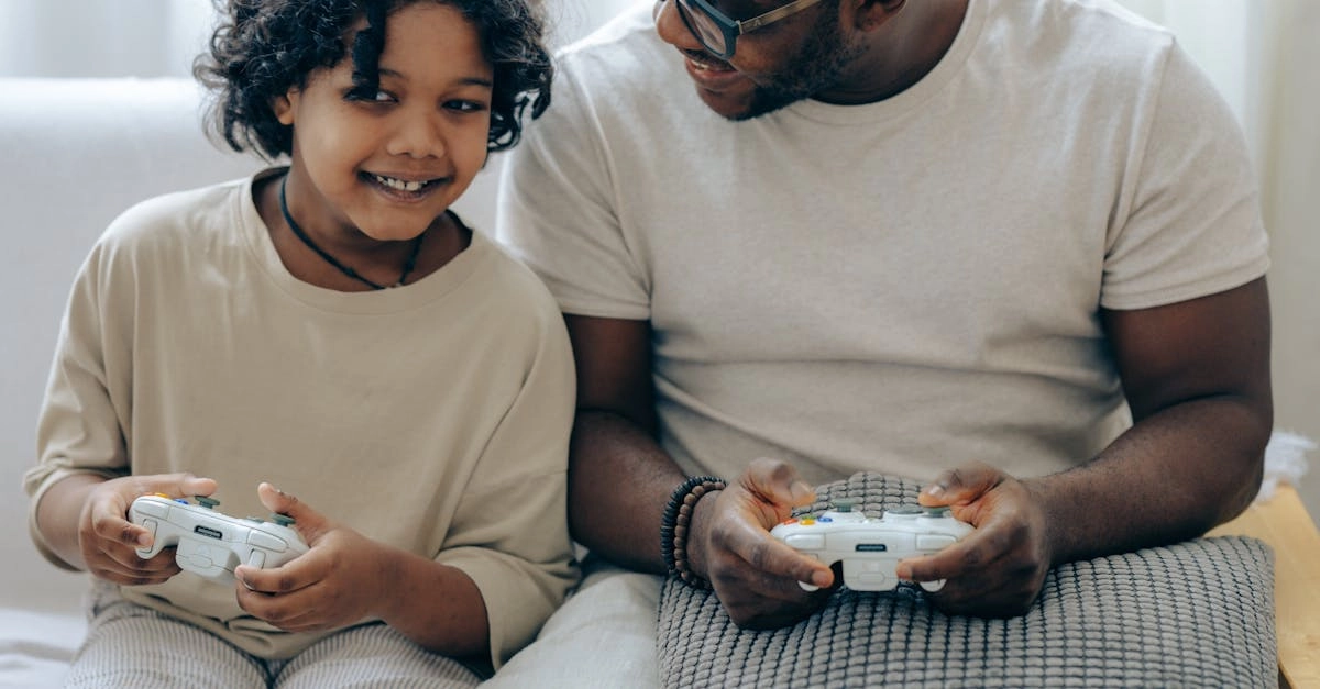 Родитель объясняет ребенку правила безопасного использования игр