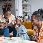 Семья играет в настольные игры дома, развивая детей через совместный досуг