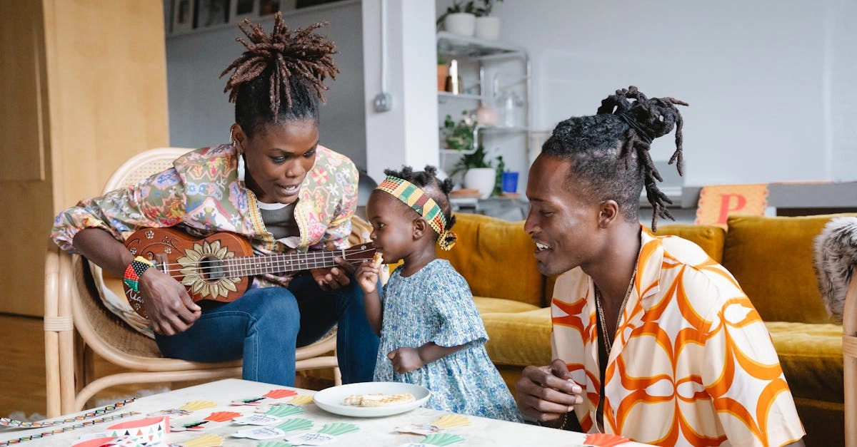 Семья играет в настольные игры дома, развивая детей через совместный досуг