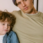 Семья вместе выбирает развлечения для совместного досуга дома