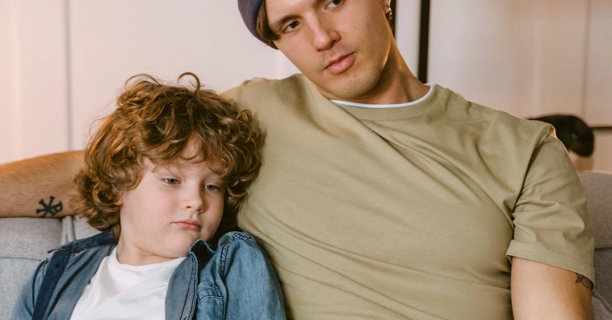 Семья вместе выбирает развлечения для совместного досуга дома